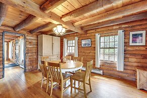 2 Mi to Lake Willoughby: Peaceful Log Cabin!