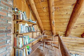2 Mi to Lake Willoughby: Peaceful Log Cabin!