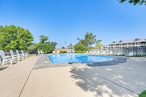 4 Mi to Branson Landing: Resort Condo w/ Balcony