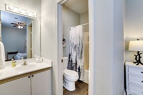 4 Mi to Branson Landing: Resort Condo w/ Balcony