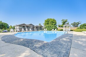 4 Mi to Branson Landing: Resort Condo w/ Balcony