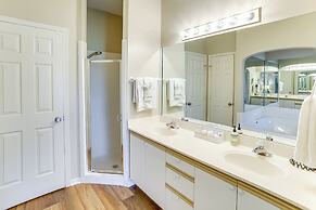 4 Mi to Branson Landing: Resort Condo w/ Balcony