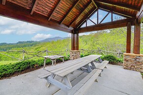 Mountain Condo 2 Mi to Dtwn Banner Elk w/ Views!