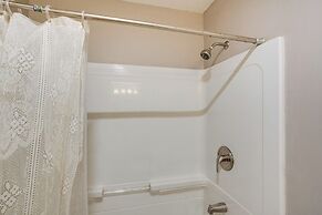 Private Yard & Grill: Quiet Getaway Near Albany!
