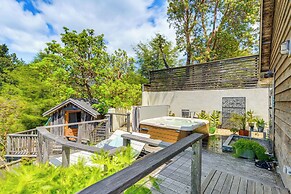 1 Mi to Black Sands Beach: Dreamy Coastal Cottage