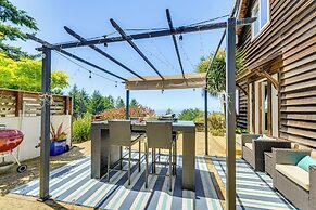 1 Mi to Black Sands Beach: Dreamy Coastal Cottage