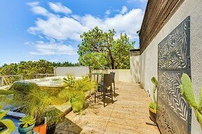 1 Mi to Black Sands Beach: Dreamy Coastal Cottage