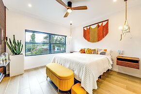 4 Mi to Beach: Chic Condo in Heart of Wilton Drive