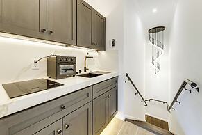 4 Mi to Beach: Chic Condo in Heart of Wilton Drive