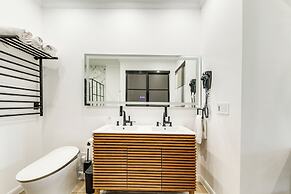 4 Mi to Beach: Chic Condo in Heart of Wilton Drive