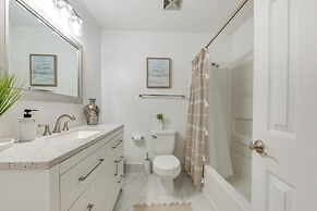 Walk to Lake Munson: Tree-filled Tallahassee Gem!