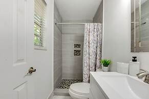 Walk to Lake Munson: Tree-filled Tallahassee Gem!