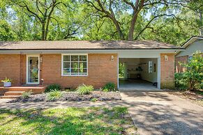 Walk to Lake Munson: Tree-filled Tallahassee Gem!