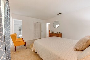 Walk to Lake Munson: Tree-filled Tallahassee Gem!