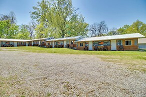 Half-mi to Bull Shoals Lake Access: Angler's Cabin