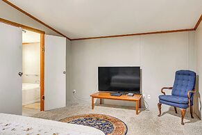 13 Mi to Okc: Edmond Home w/ Pool Access!