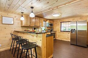 2 Mi to Dtwn: Spacious Gatlinburg Home w/ Hot Tub!