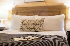 2 Mi to Dtwn: Spacious Gatlinburg Home w/ Hot Tub!