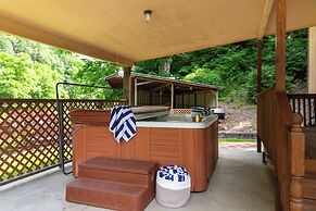 2 Mi to Dtwn: Spacious Gatlinburg Home w/ Hot Tub!