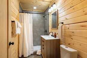 2 Mi to Dtwn: Spacious Gatlinburg Home w/ Hot Tub!