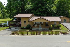 2 Mi to Dtwn: Spacious Gatlinburg Home w/ Hot Tub!