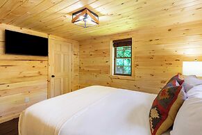 2 Mi to Dtwn: Spacious Gatlinburg Home w/ Hot Tub!