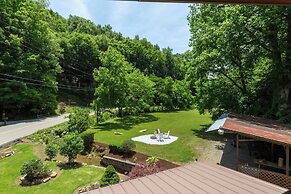 2 Mi to Dtwn: Spacious Gatlinburg Home w/ Hot Tub!