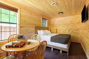 2 Mi to Dtwn: Spacious Gatlinburg Home w/ Hot Tub!