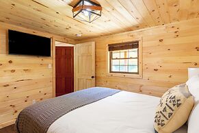 2 Mi to Dtwn: Spacious Gatlinburg Home w/ Hot Tub!