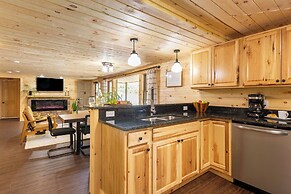 2 Mi to Dtwn: Spacious Gatlinburg Home w/ Hot Tub!