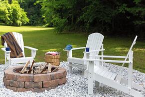 2 Mi to Dtwn: Spacious Gatlinburg Home w/ Hot Tub!