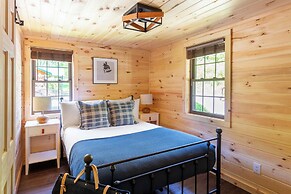 2 Mi to Dtwn: Spacious Gatlinburg Home w/ Hot Tub!