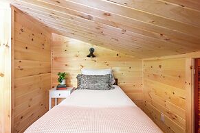 2 Mi to Dtwn: Spacious Gatlinburg Home w/ Hot Tub!