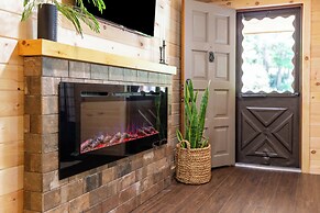 2 Mi to Dtwn: Spacious Gatlinburg Home w/ Hot Tub!