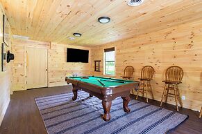 2 Mi to Dtwn: Spacious Gatlinburg Home w/ Hot Tub!