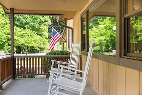 2 Mi to Dtwn: Spacious Gatlinburg Home w/ Hot Tub!