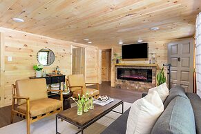 2 Mi to Dtwn: Spacious Gatlinburg Home w/ Hot Tub!