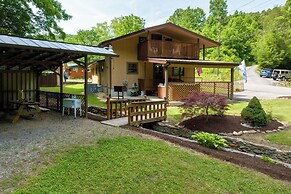 2 Mi to Dtwn: Spacious Gatlinburg Home w/ Hot Tub!