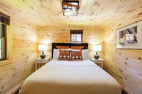 2 Mi to Dtwn: Spacious Gatlinburg Home w/ Hot Tub!