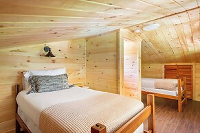 2 Mi to Dtwn: Spacious Gatlinburg Home w/ Hot Tub!