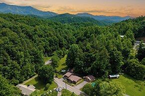 2 Mi to Dtwn: Spacious Gatlinburg Home w/ Hot Tub!