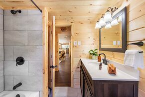 2 Mi to Dtwn: Spacious Gatlinburg Home w/ Hot Tub!