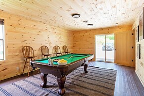 2 Mi to Dtwn: Spacious Gatlinburg Home w/ Hot Tub!