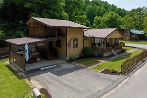 2 Mi to Dtwn: Spacious Gatlinburg Home w/ Hot Tub!