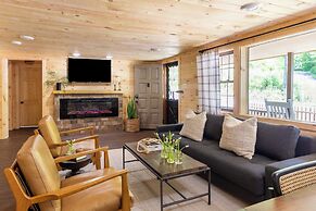 2 Mi to Dtwn: Spacious Gatlinburg Home w/ Hot Tub!