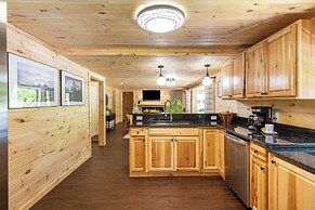 2 Mi to Dtwn: Spacious Gatlinburg Home w/ Hot Tub!