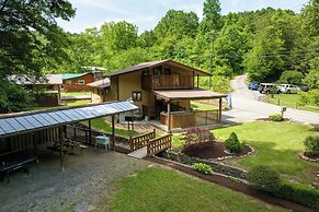 2 Mi to Dtwn: Spacious Gatlinburg Home w/ Hot Tub!