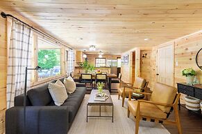 2 Mi to Dtwn: Spacious Gatlinburg Home w/ Hot Tub!