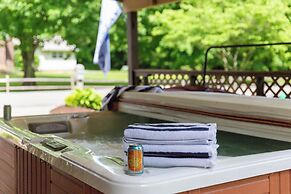 2 Mi to Dtwn: Spacious Gatlinburg Home w/ Hot Tub!