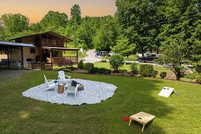 2 Mi to Dtwn: Spacious Gatlinburg Home w/ Hot Tub!